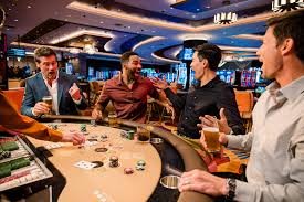 Layar live dealer pararaja77 menampilkan meja baccarat dan roulette